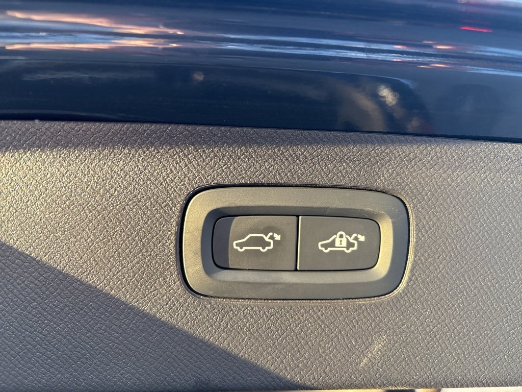 Certified 2025 Volvo XC90 B6 Plus image 50