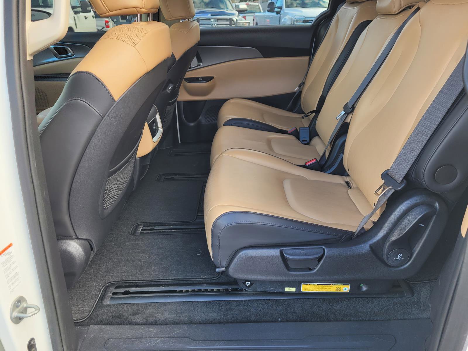 Used 2024 Kia Carnival LX image 13