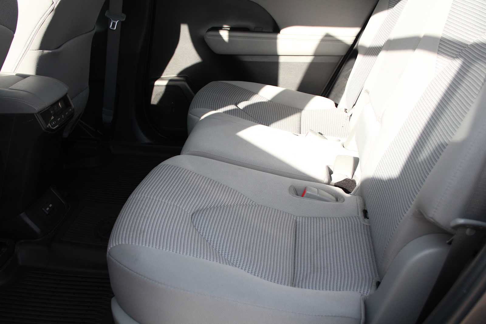 Used 2023 Toyota Highlander LE AWD/4WD image 23