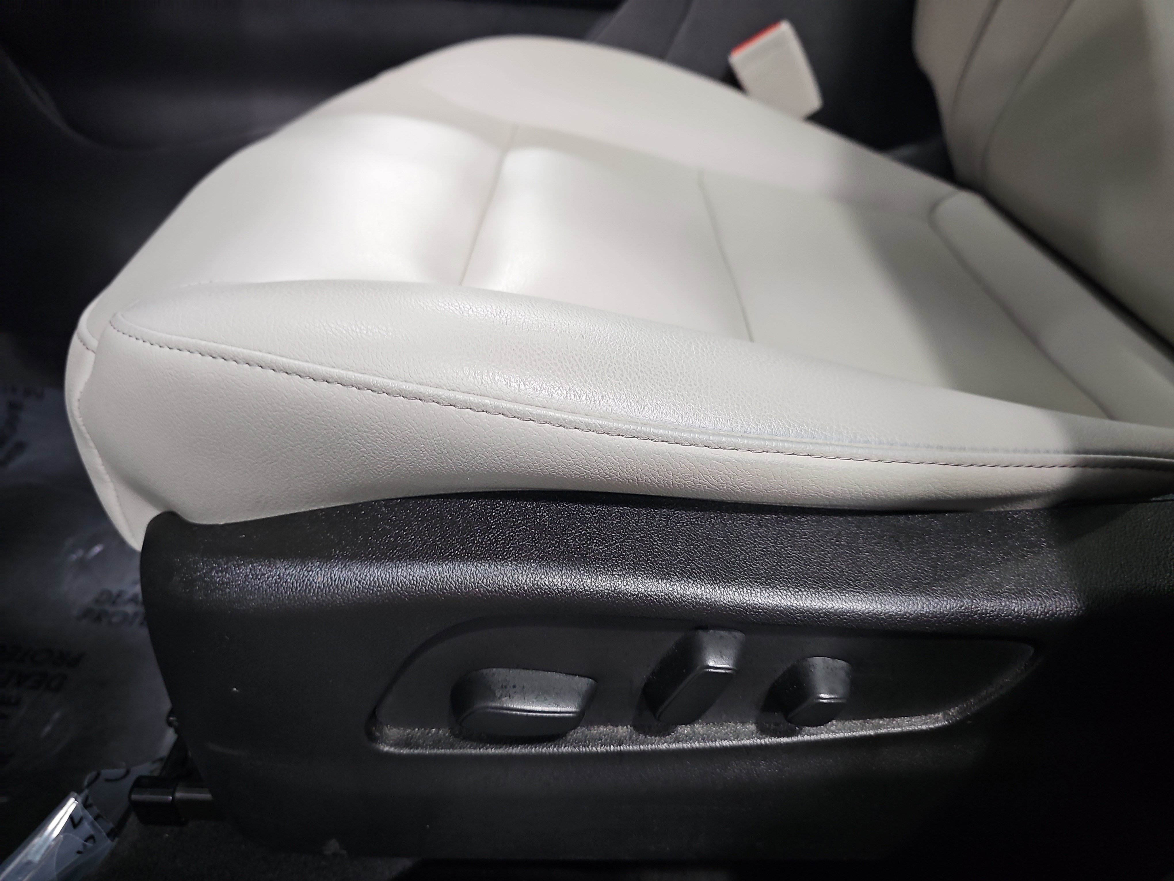 Used 2021 Cadillac XT4 Luxury w/ Cold Weather Package image 29
