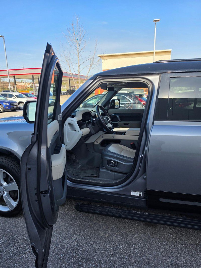Used 2024 Land Rover Defender 130 X-Dynamic SE image 5