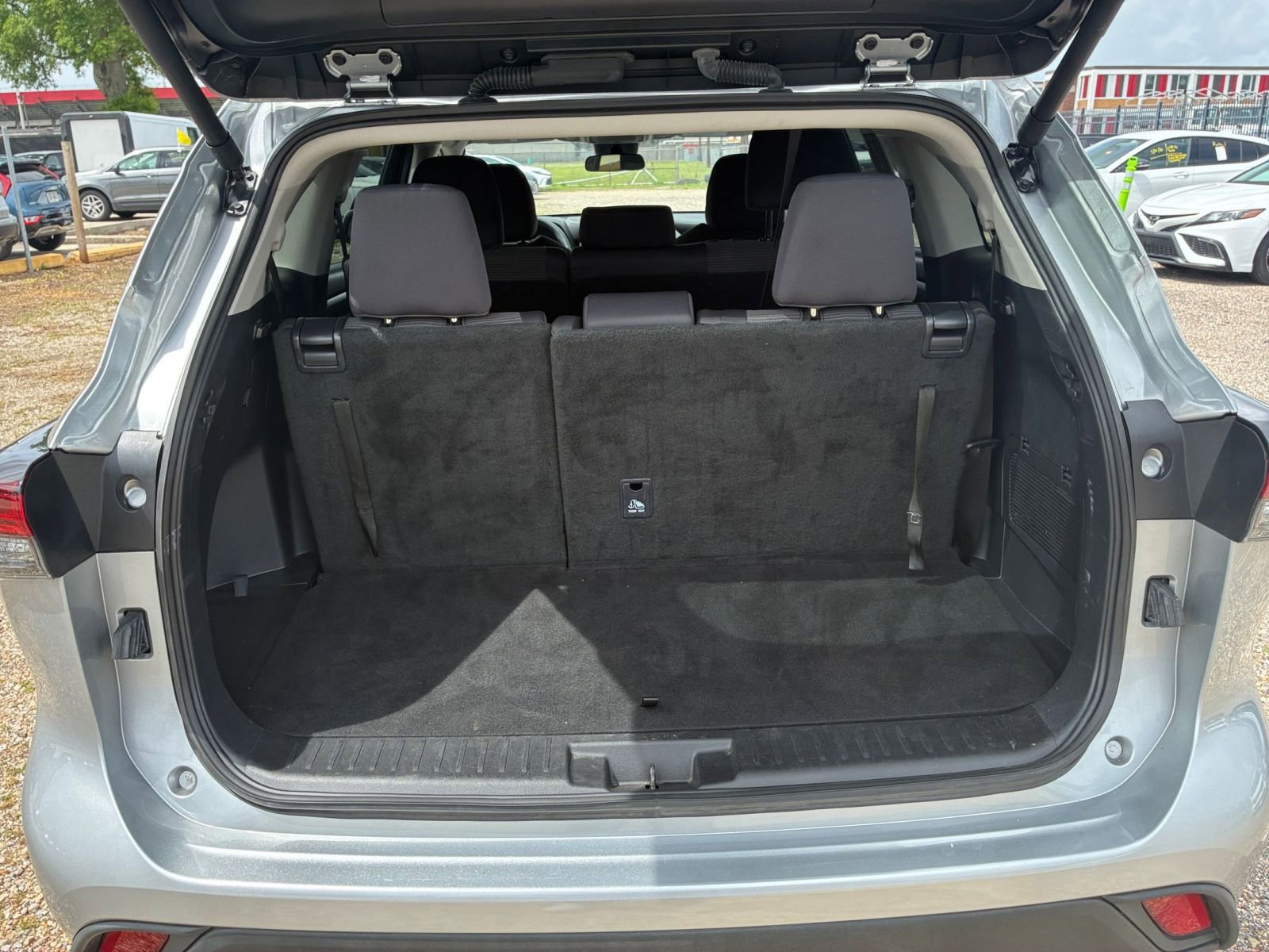 Used 2025 Toyota Highlander LE image 28