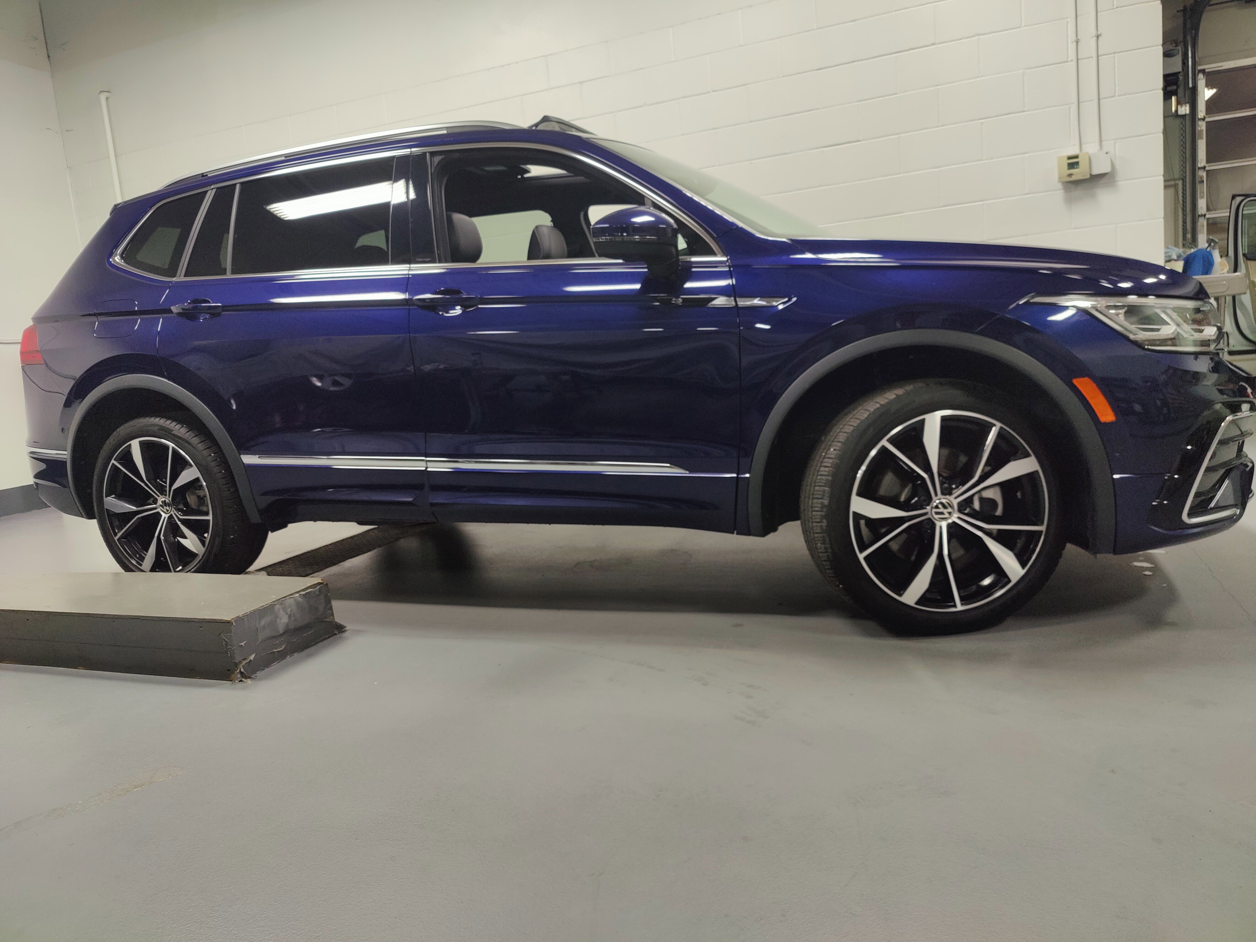 Used 2024 Volkswagen Tiguan SEL R-Line image 3