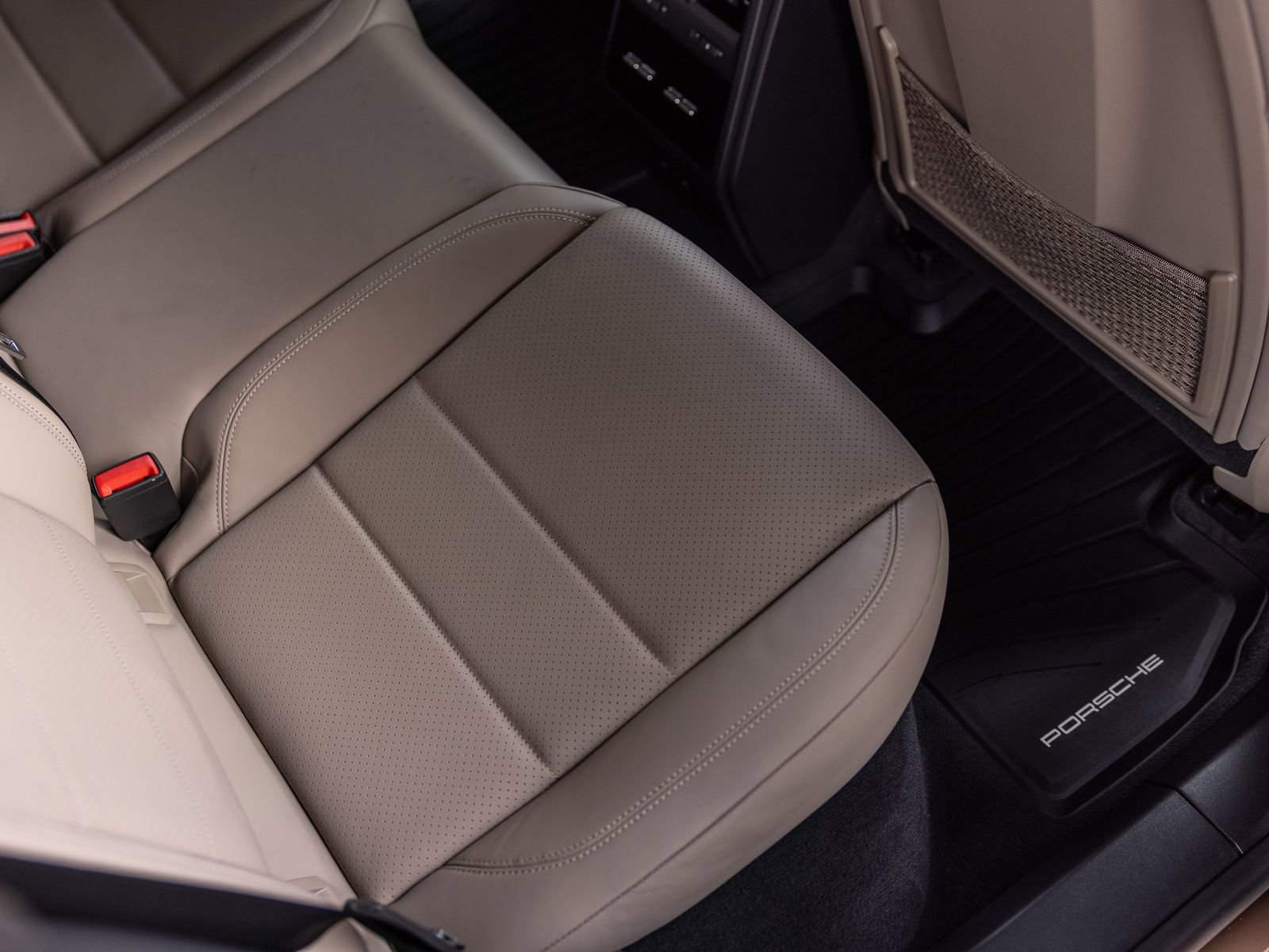 Certified 2025 Porsche Macan Electric image 36