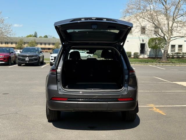 Used 2024 Jeep Grand Cherokee Altitude AWD/4WD image 9