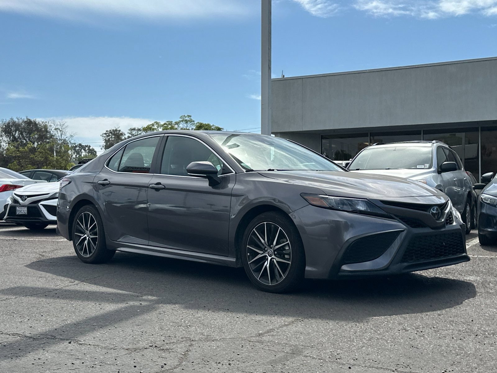 Used 2023 Toyota Camry SE w/ Audio Upgrade Package FWD image 2