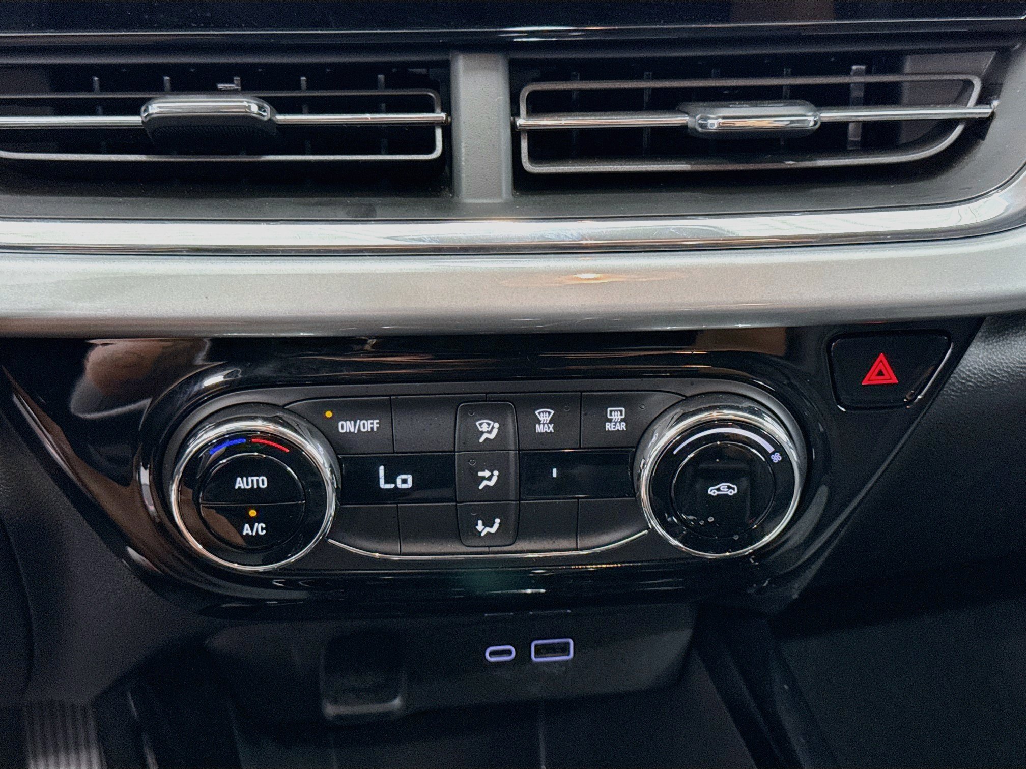 Used 2025 Chevrolet Trax LT FWD image 22