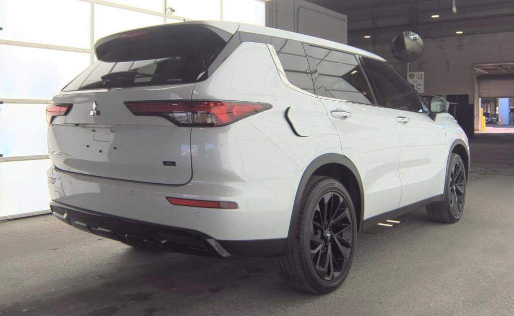 Used 2023 Mitsubishi Outlander SE image 3