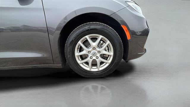 Used 2023 Chrysler Pacifica Touring-L FWD image 31