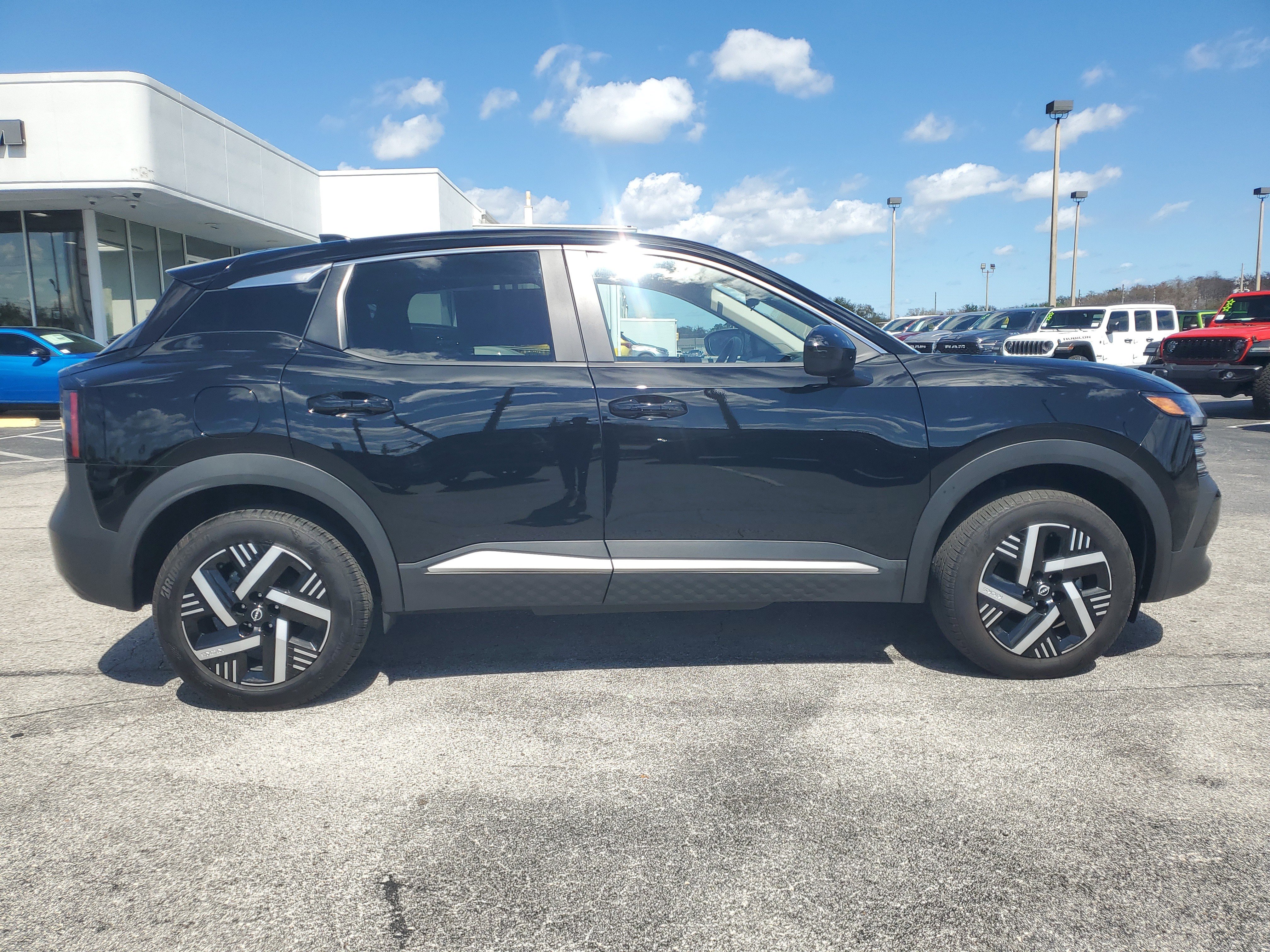 Used 2025 Nissan Kicks SV image 9