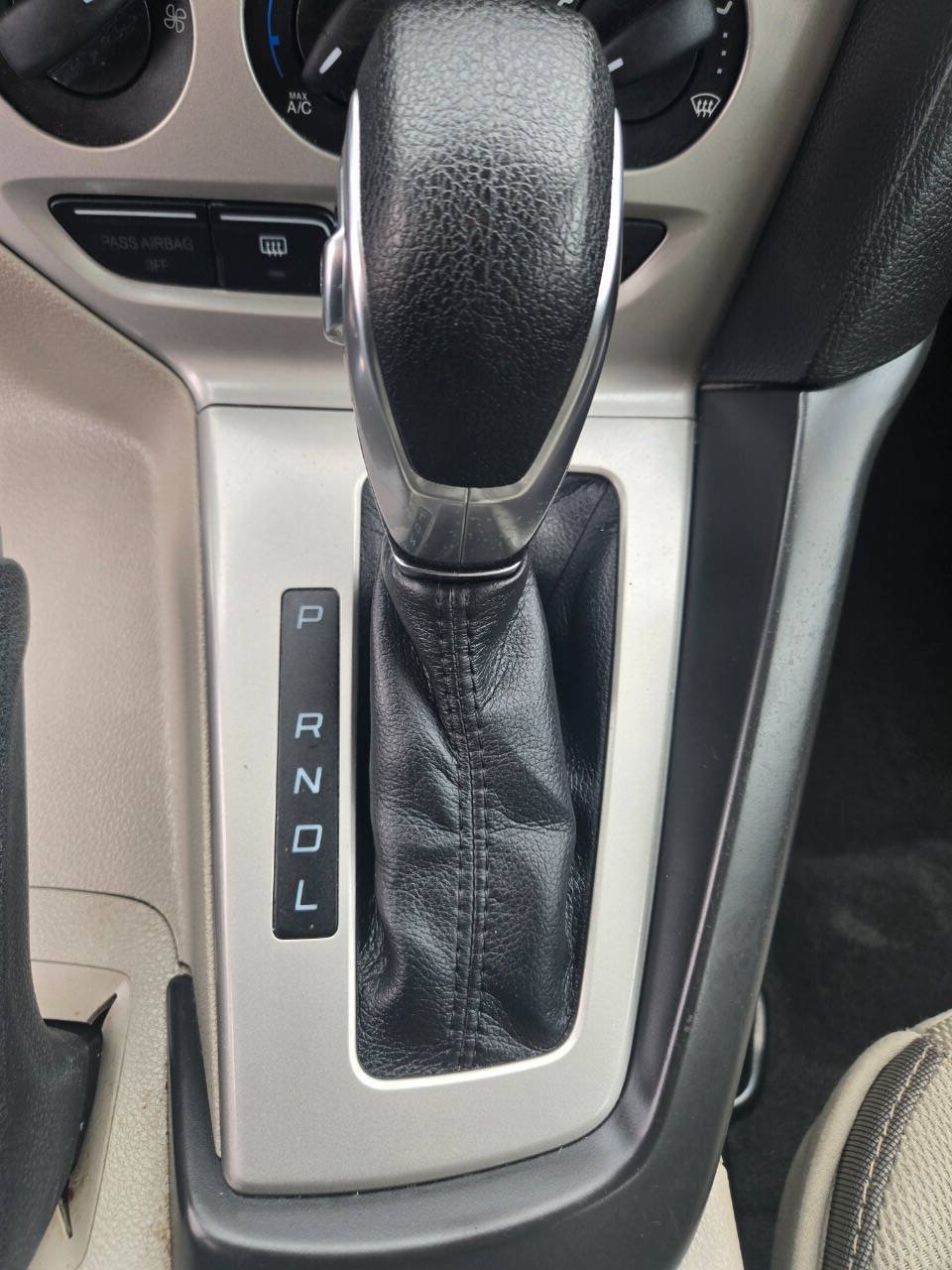 Used 2014 Ford Focus SE w/ SE Winter Package FWD image 20