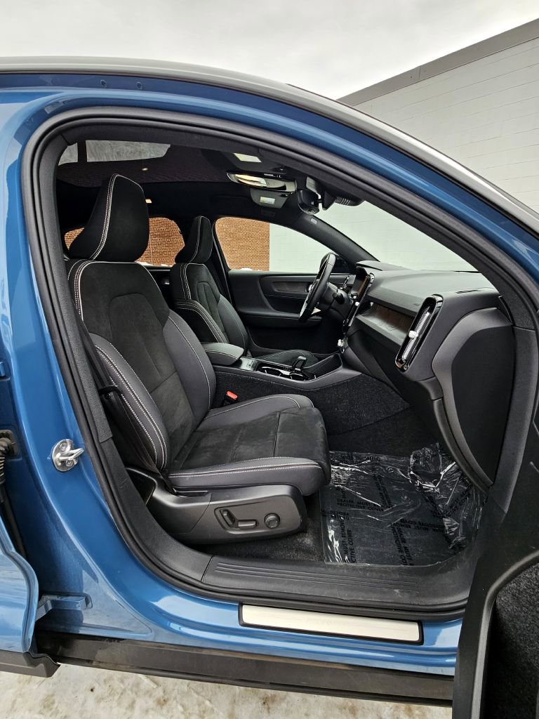 Used 2022 Volvo C40 P8 Recharge Ultimate image 11