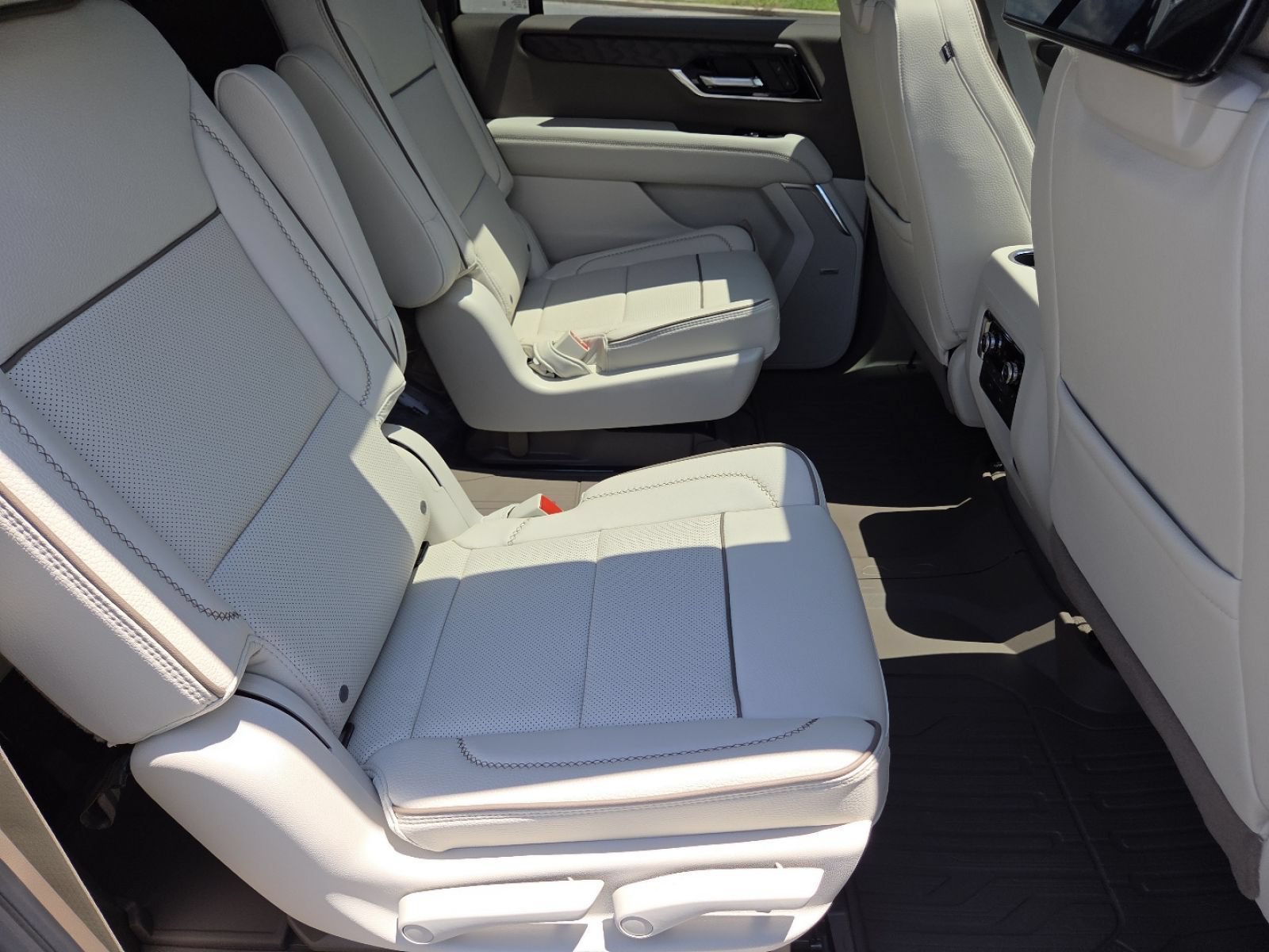 New 2026 GMC Yukon XL Denali w/ Denali Reserve Package AWD/4WD image 28