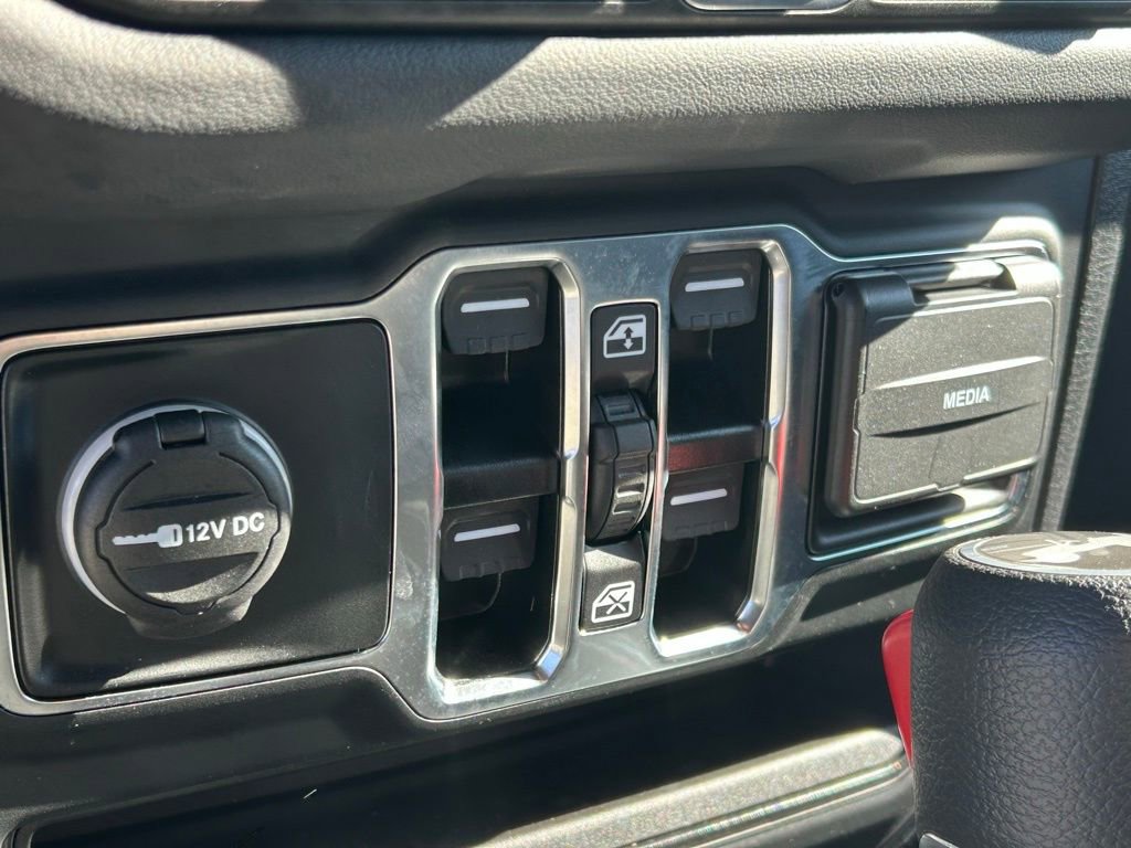 Used 2024 Jeep Wrangler Sahara image 34