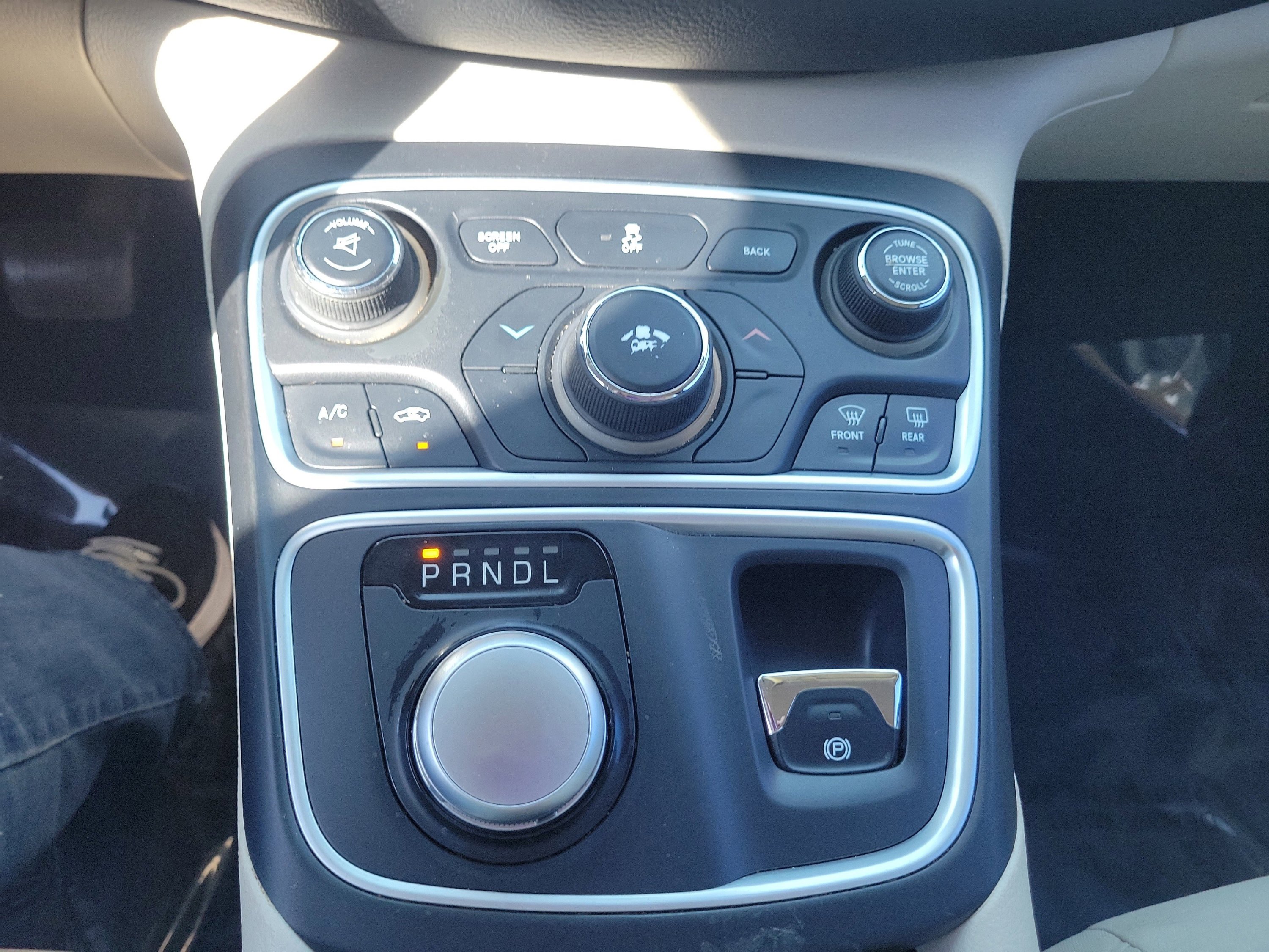 Used 2015 Chrysler 200 Limited image 25