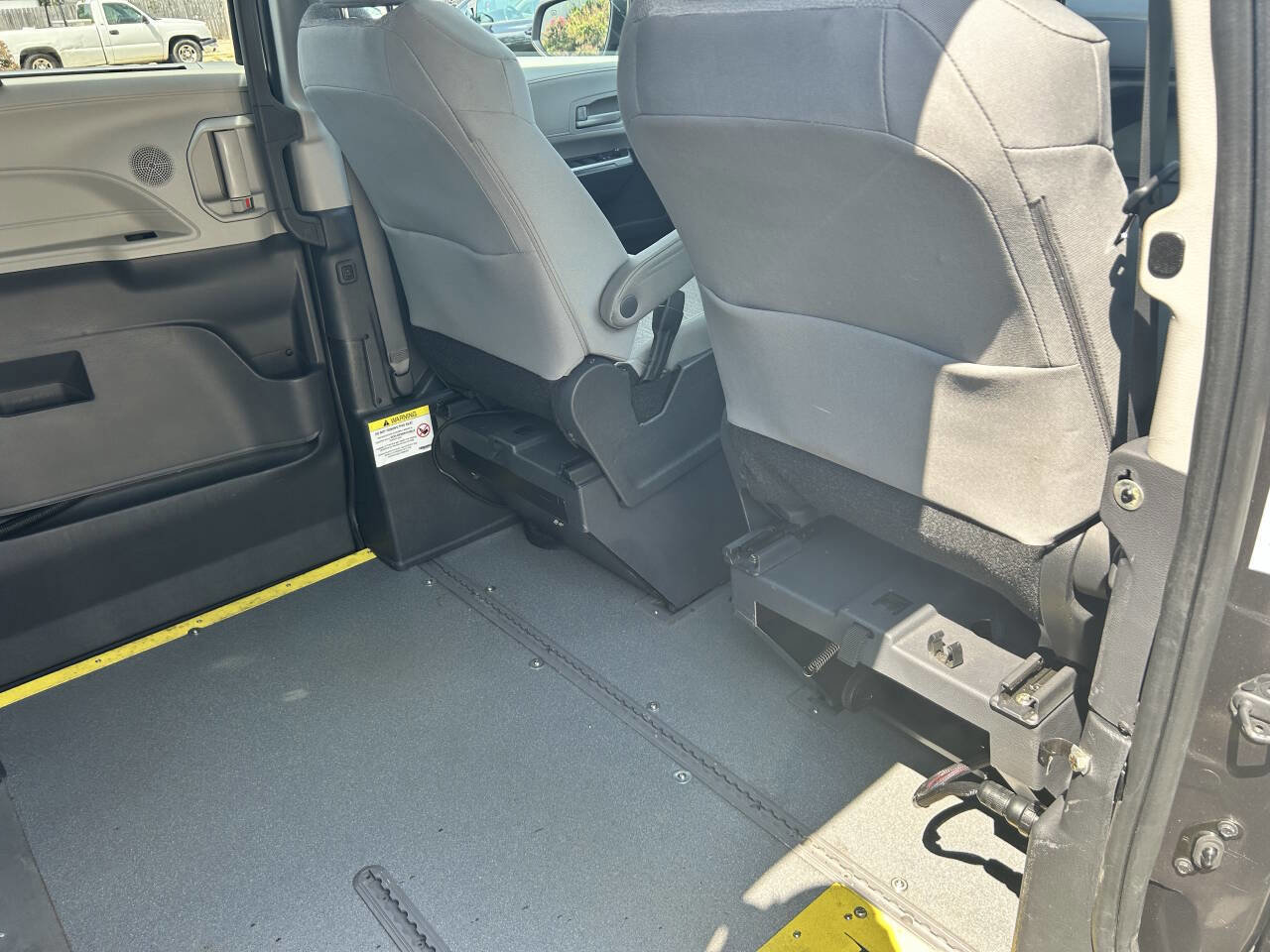 Used 2022 Toyota Sienna LE image 6