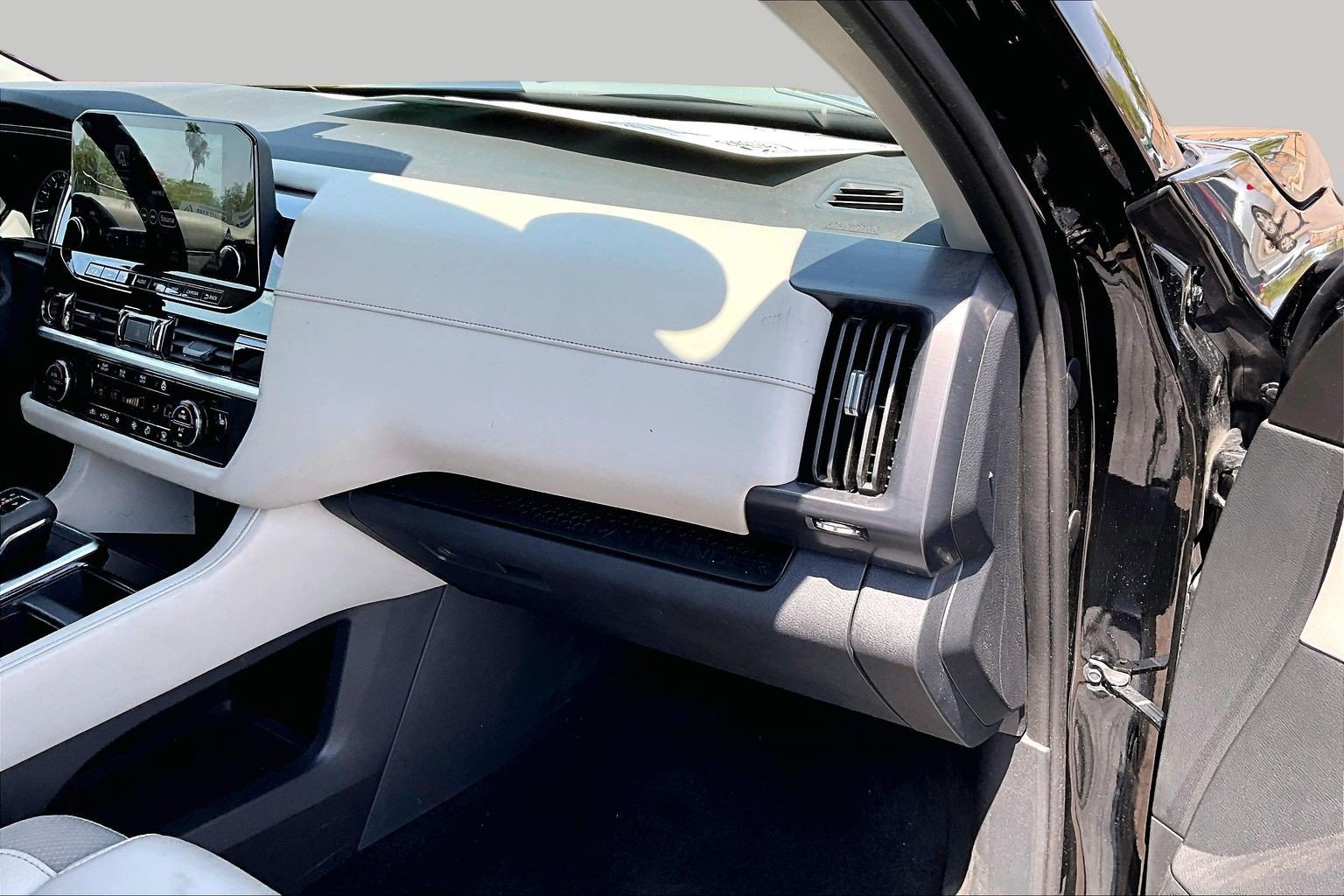 Used 2023 Nissan Pathfinder SL w/ Black Appearance Package FWD image 14