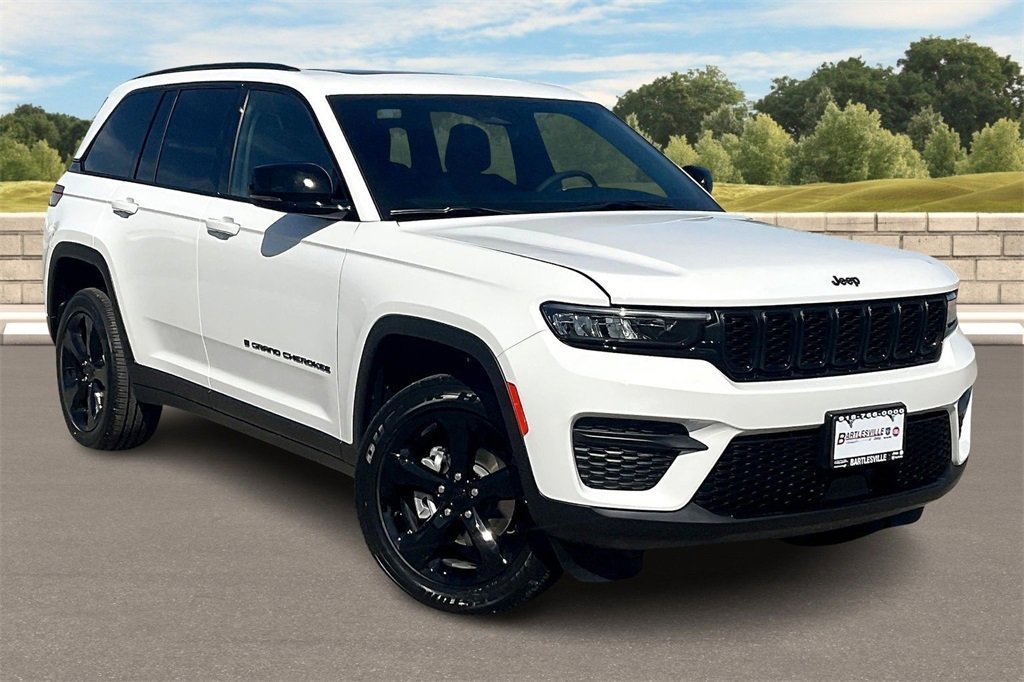 New 2025 Jeep Grand Cherokee Altitude image 2