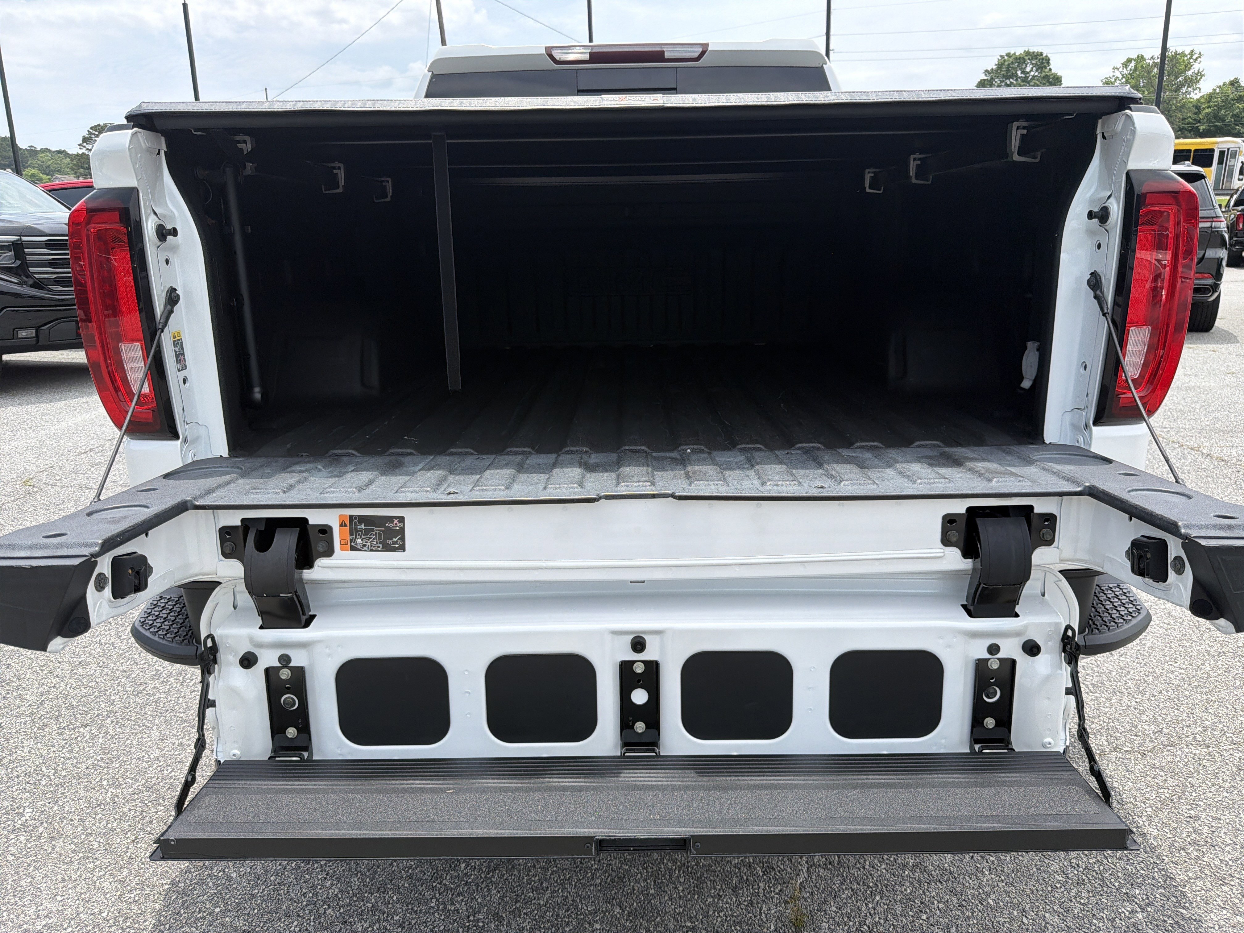 Used 2020 GMC Sierra 1500 SLT AWD/4WD image 19