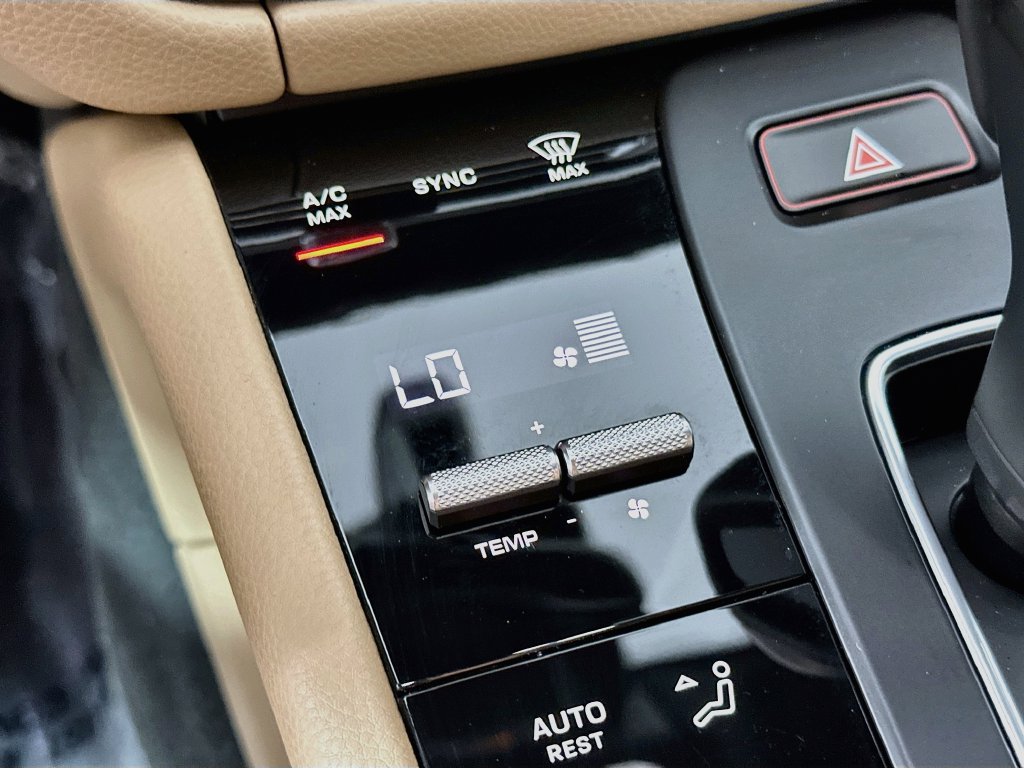 Certified 2026 Porsche Macan AWD/4WD image 18