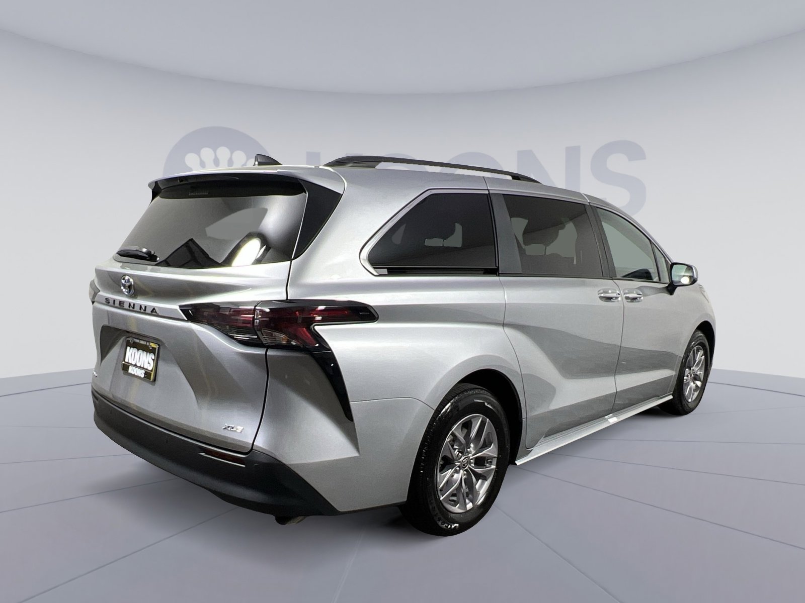 Used 2025 Toyota Sienna XLE image 11