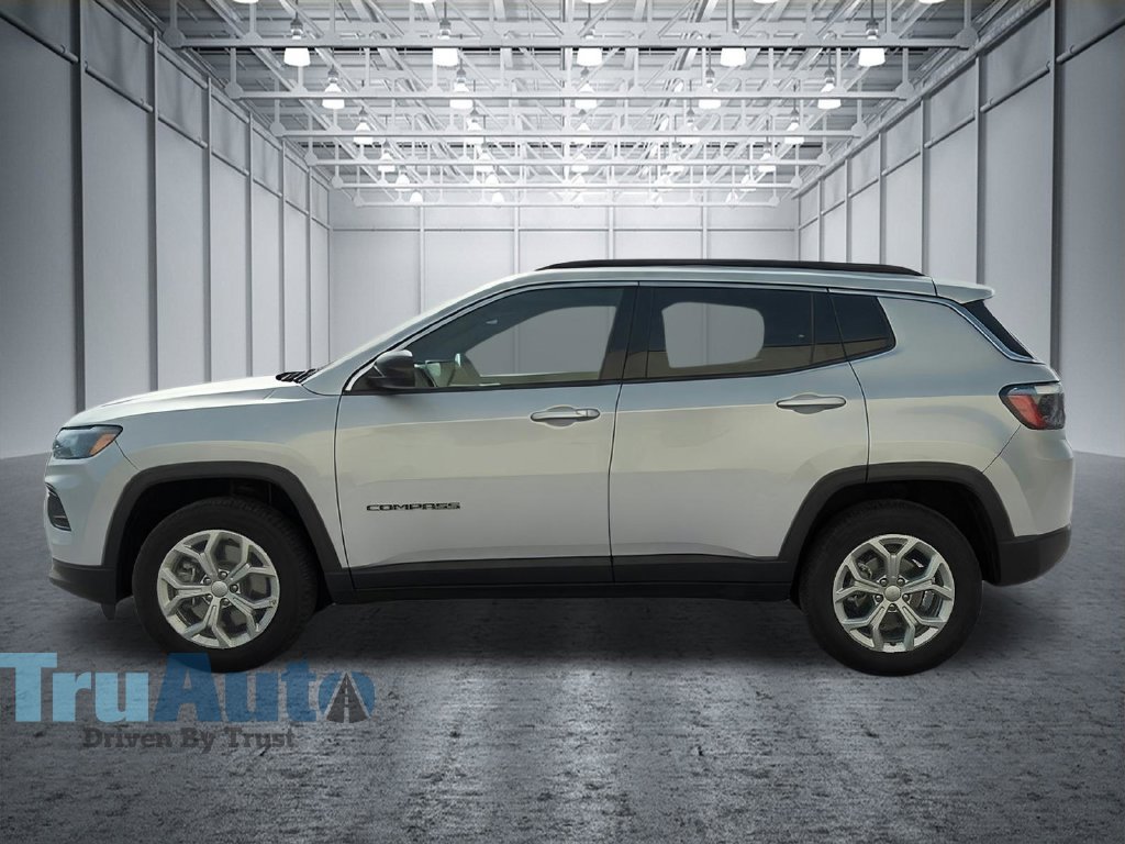 Used 2024 Jeep Compass Latitude AWD/4WD image 4