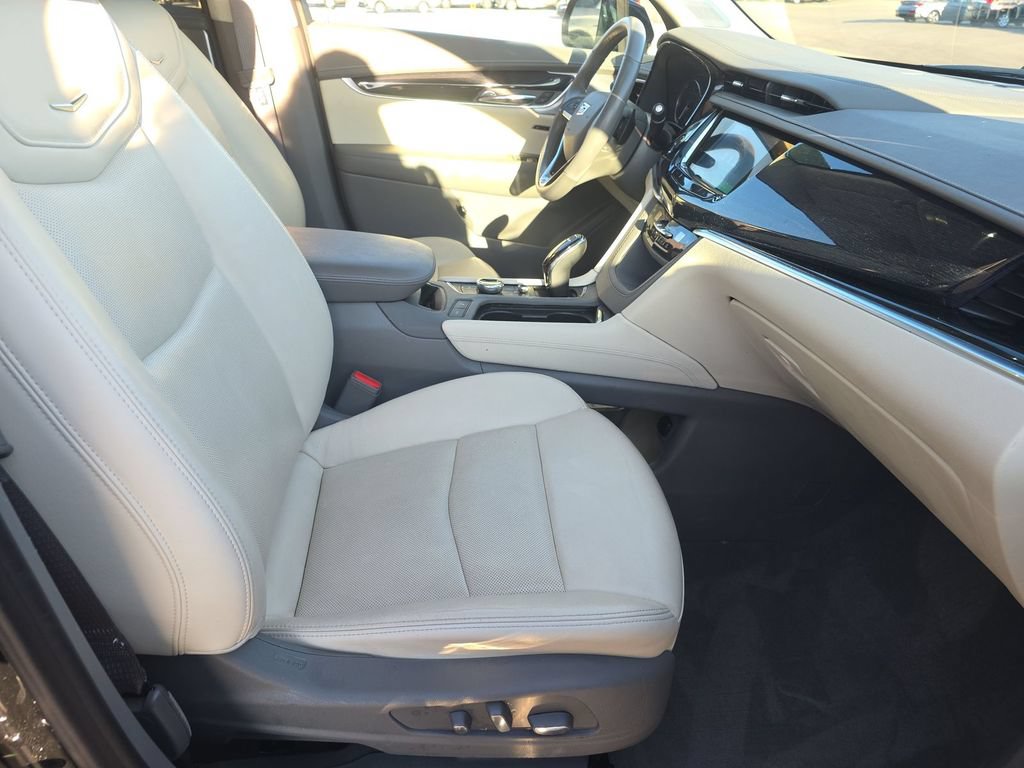 Used 2024 Cadillac XT6 Premium Luxury w/ LPO, Floor Liner Package AWD/4WD image 5