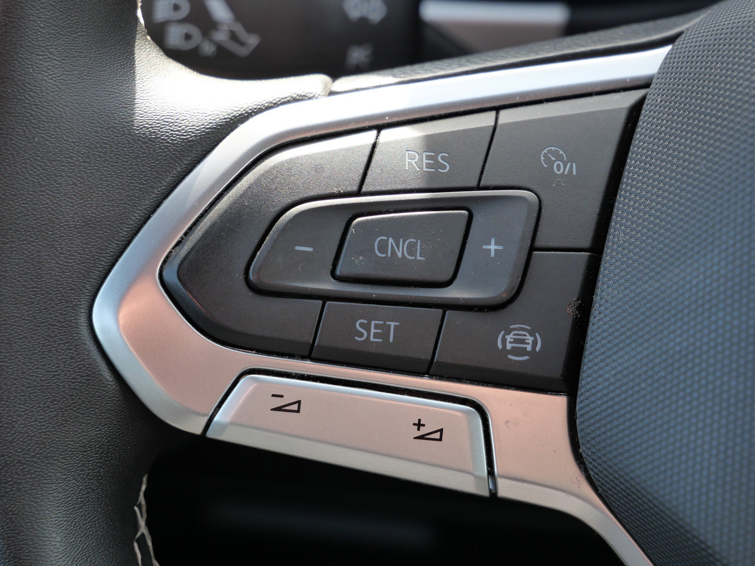 Certified 2023 Volkswagen Atlas Cross Sport SE image 33