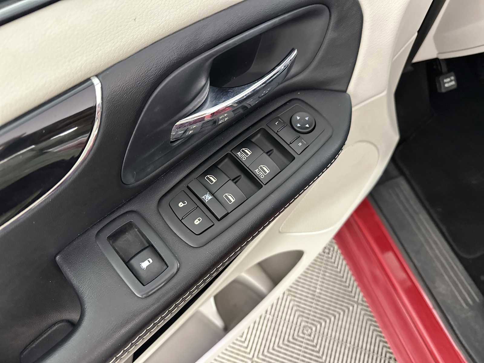 Used 2014 Dodge Grand Caravan SXT FWD image 17