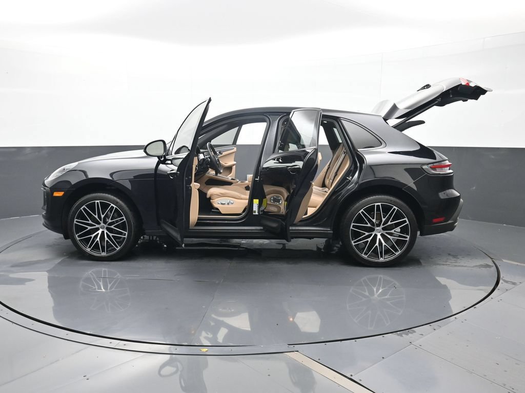 Certified 2025 Porsche Macan AWD/4WD image 30