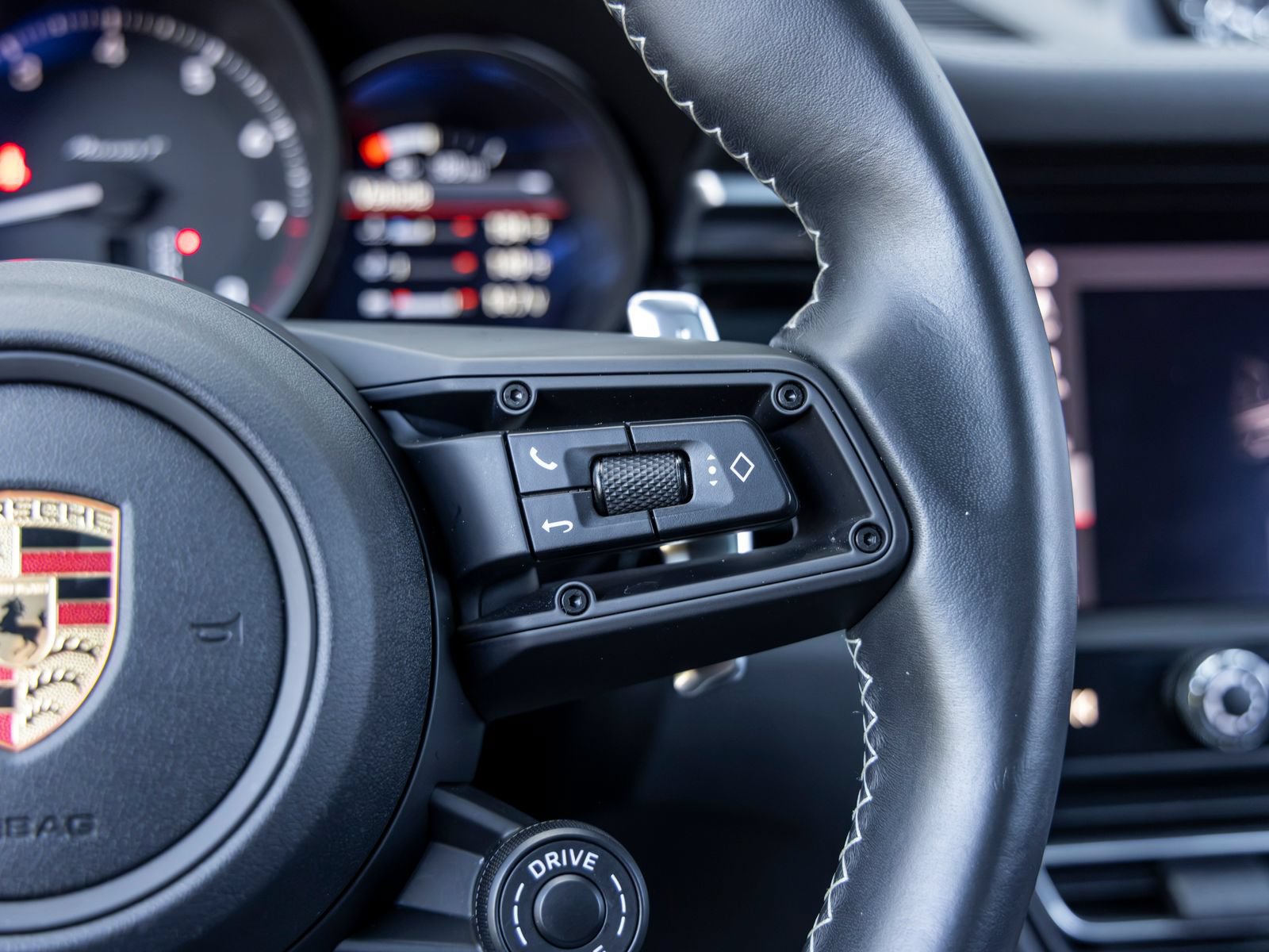 Certified 2023 Porsche Macan Turbo AWD/4WD image 38