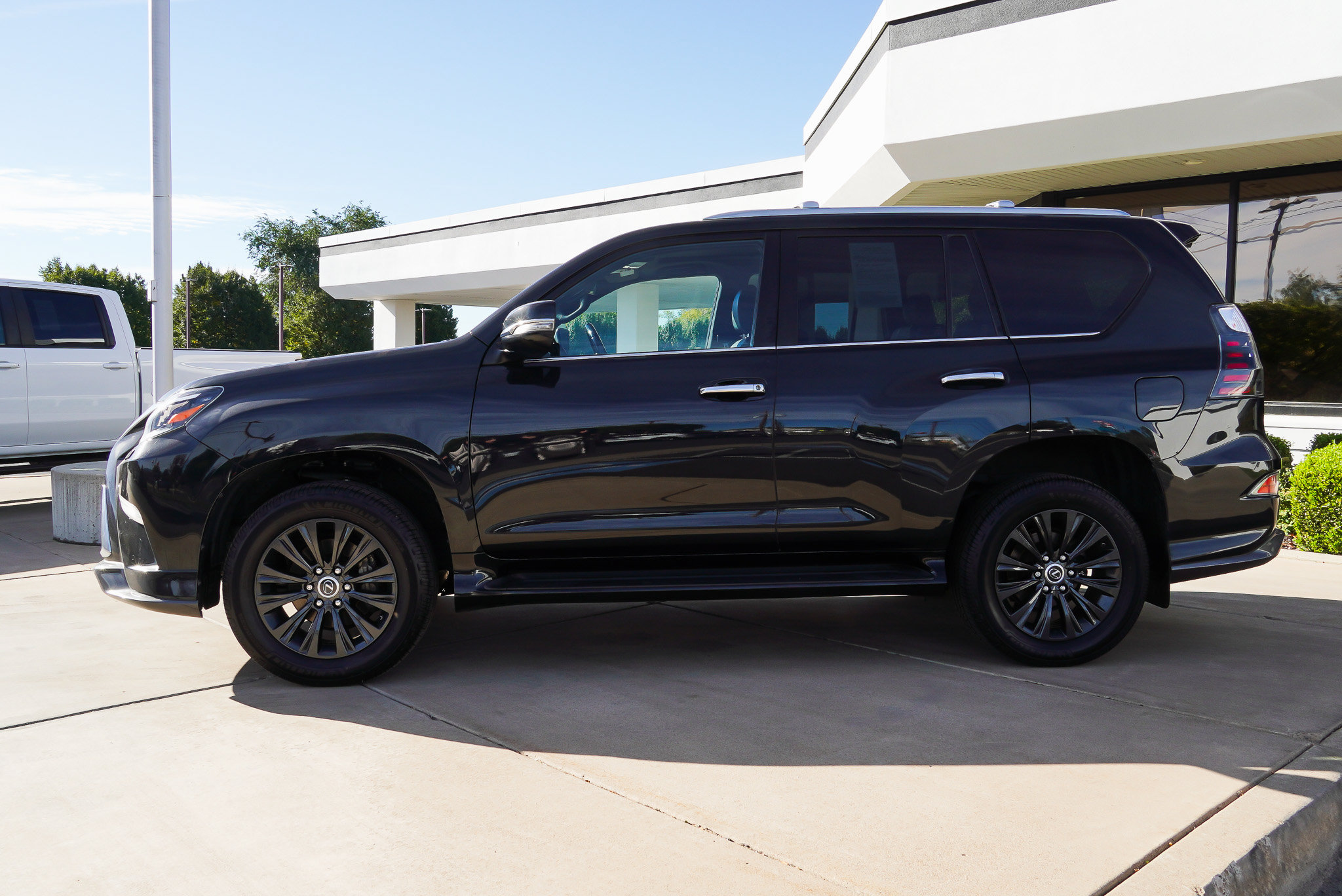 Used 2023 Lexus GX 460 Premium w/ Accessory Package AWD/4WD image 5