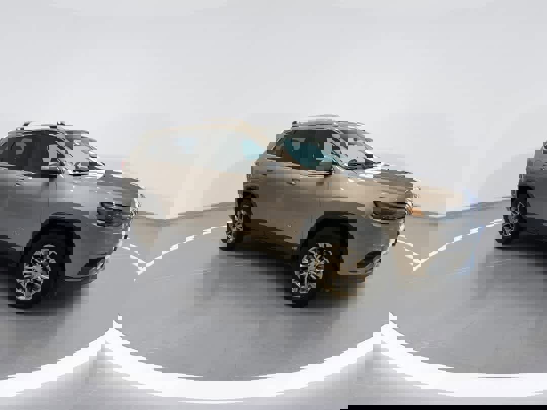 Used 2019 Jeep Cherokee Latitude Plus image 2