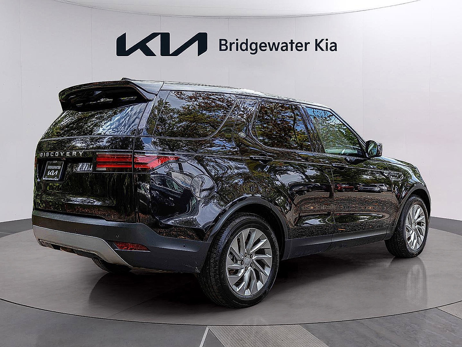 Used 2024 Land Rover Discovery S image 7