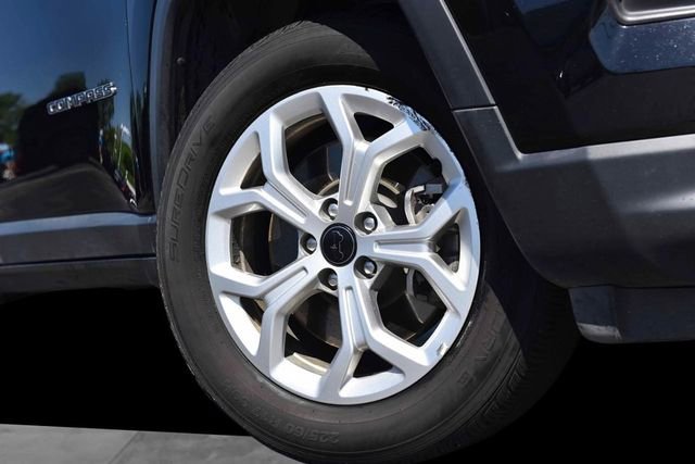 Used 2025 Jeep Compass Latitude w/ Sun & Sound Group AWD/4WD image 3