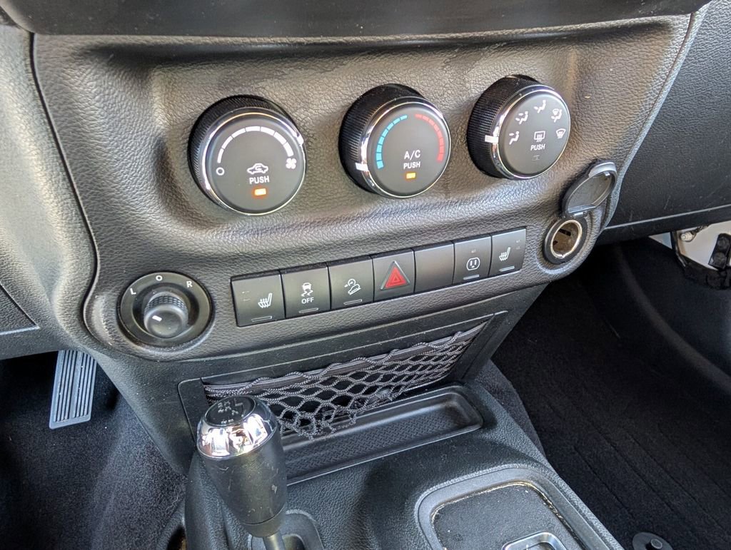 Used 2017 Jeep Wrangler Unlimited Sahara w/ Connectivity Group image 25