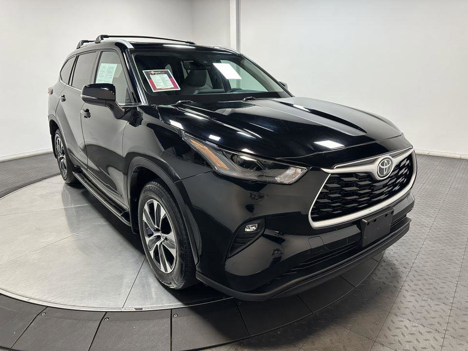 Certified 2022 Toyota Highlander XLE image 2