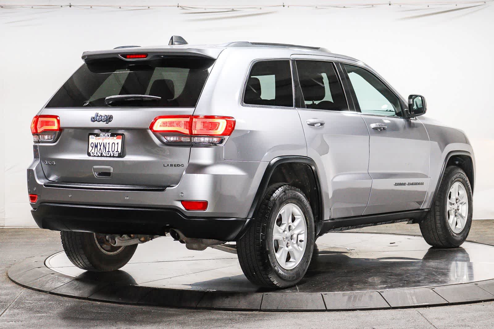 Used 2017 Jeep Grand Cherokee Laredo w/ Quick Order Package 23E AWD/4WD image 4