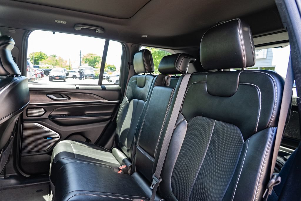 Used 2023 Jeep Grand Cherokee Overland w/ Advanced Protech Group III AWD/4WD image 25