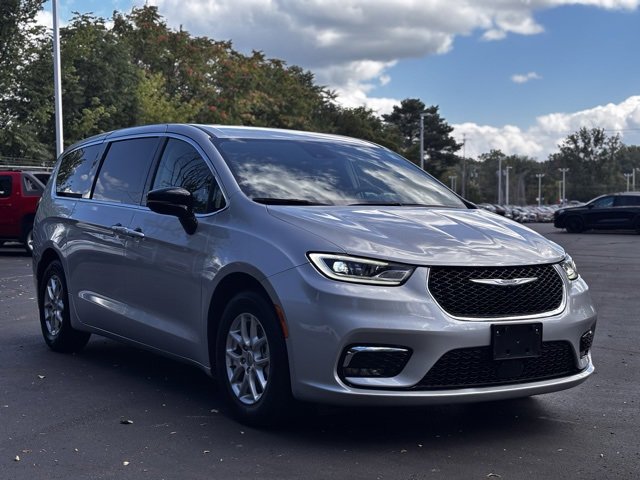 Used 2024 Chrysler Pacifica Touring-L image 2