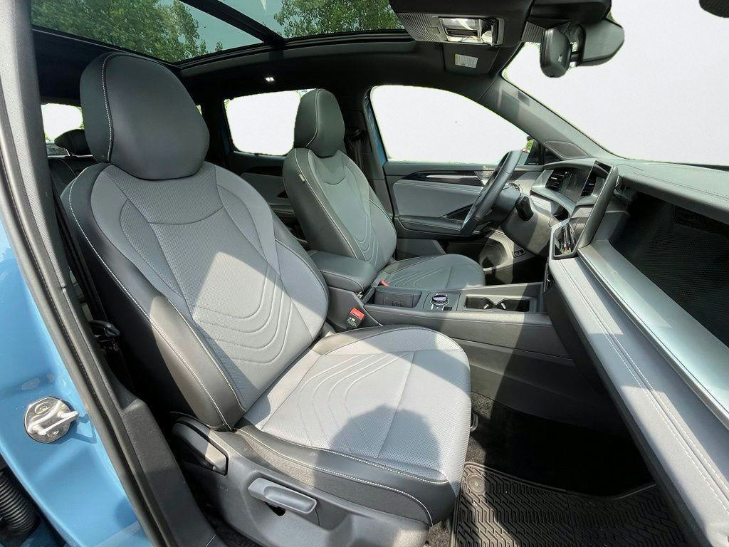 Certified 2026 Volkswagen Tiguan SE R-Line AWD/4WD image 14