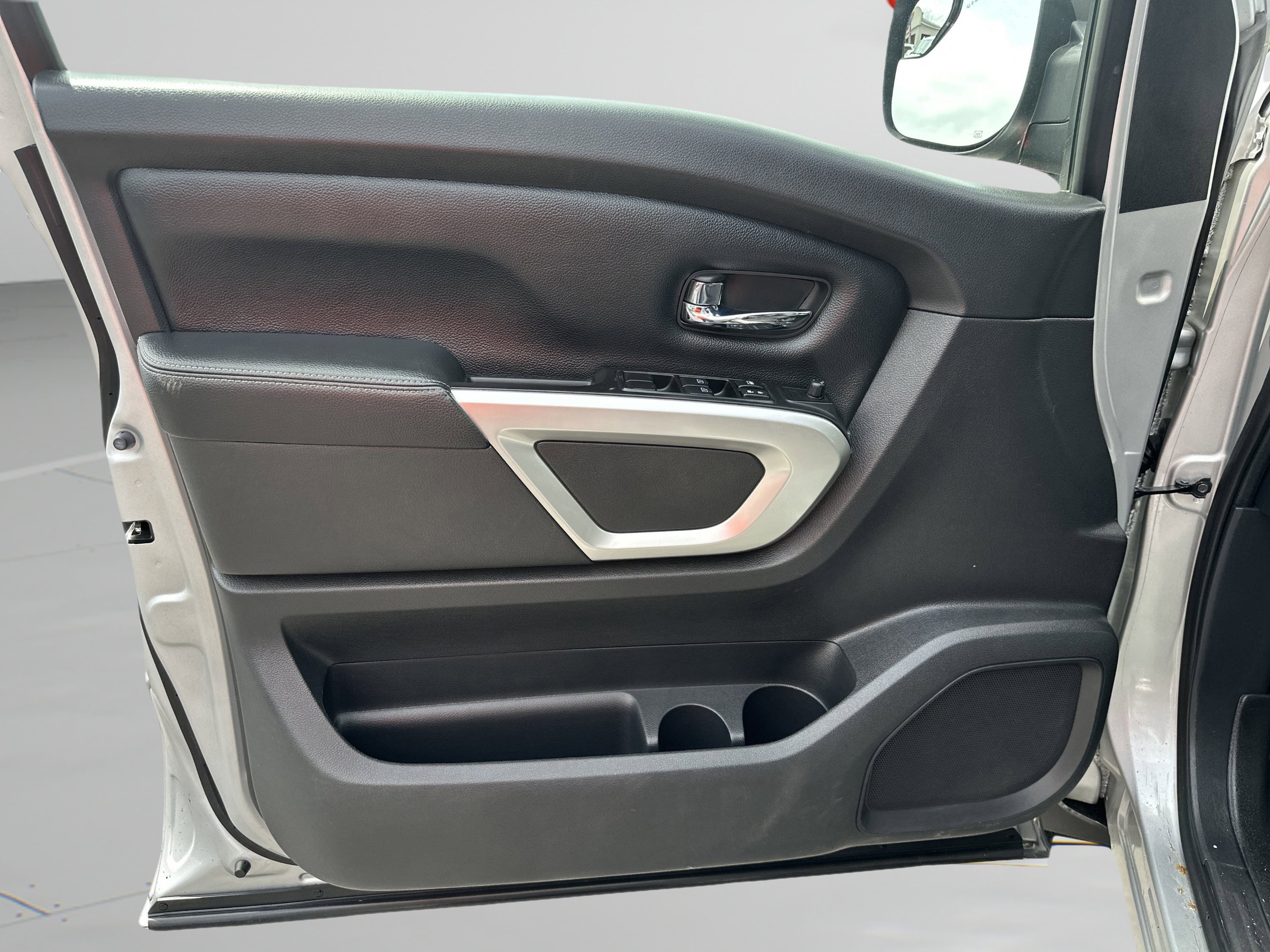 Used 2017 Nissan Titan PRO-4X image 26