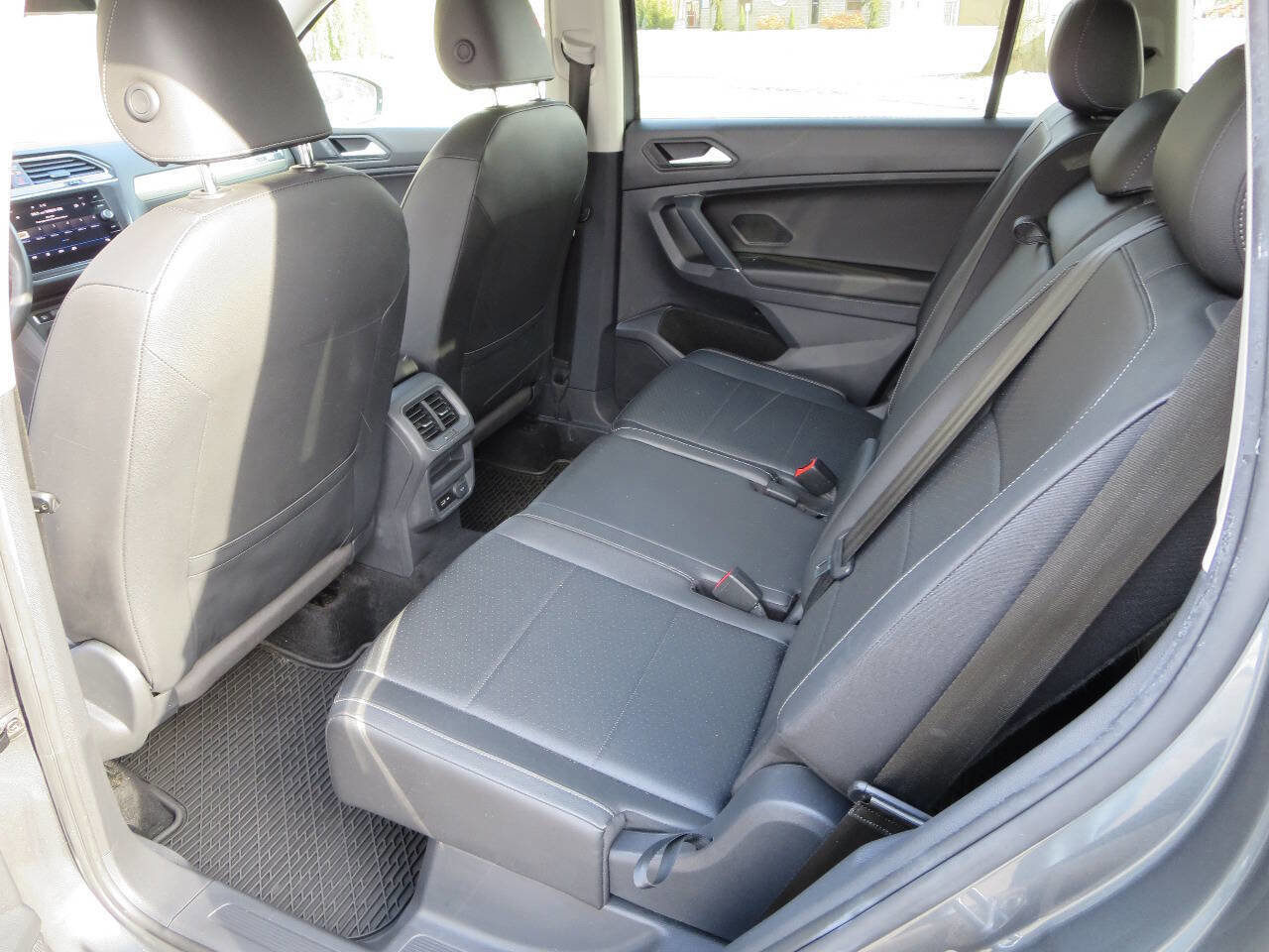 Used 2020 Volkswagen Tiguan SE w/ Panoramic Sunroof Package image 16