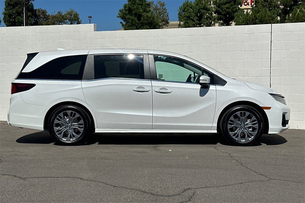 New 2026 Honda Odyssey Touring image 3