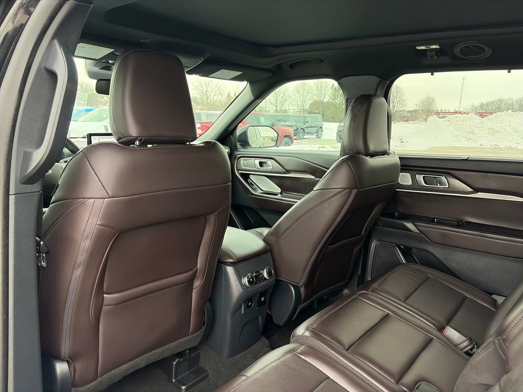 Used 2025 Ford Explorer Platinum AWD/4WD image 35