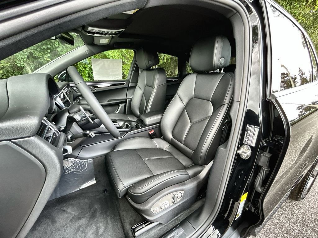 Certified 2026 Porsche Macan AWD/4WD image 5