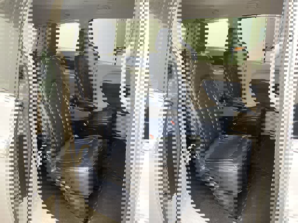 Used 2024 Chrysler Pacifica Touring-L image 17