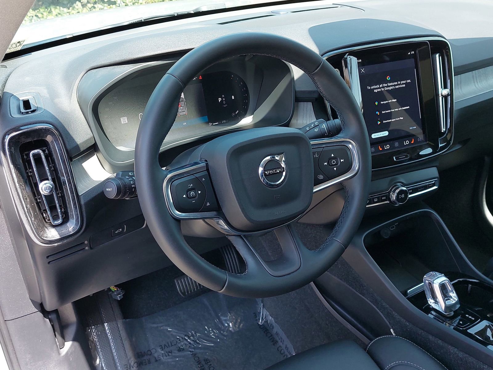 Used 2024 Volvo XC40 B5 Plus AWD/4WD image 16