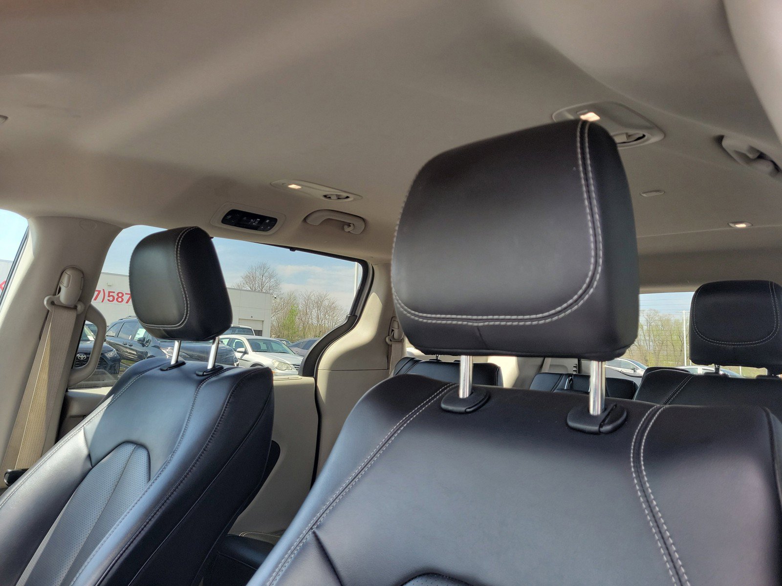 Used 2023 Chrysler Pacifica Touring-L FWD image 17