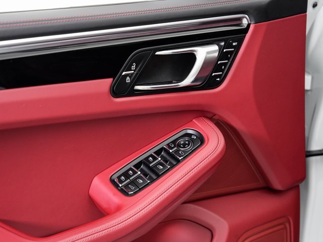 Used 2025 Porsche Macan image 8